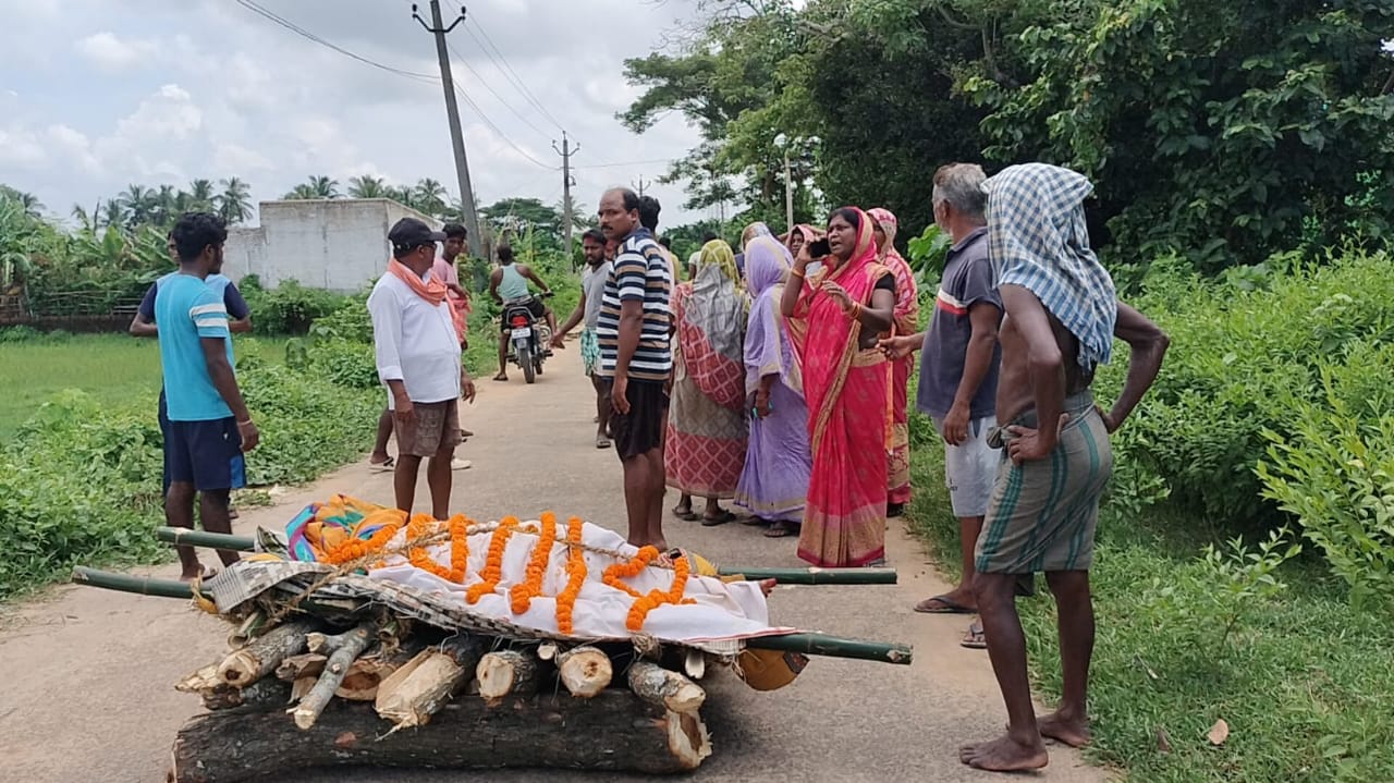 ଲୁଟିନେଲେ ଶ୍ମଶାନ ଟଙ୍କା ଶବକୁ ମିଳୁନି ସମ୍ମାନ ରାସ୍ତାରେ ଶବ ରଖି ପ୍ରତିବାଦ