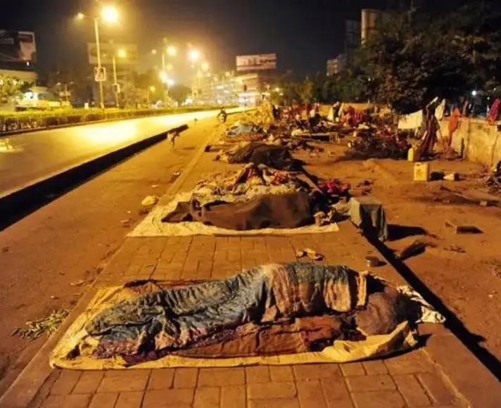 ଖୋଲା ଆକାଶ ତଳେ ବିତୁଛି ସଫେଇ କର୍ମଚାରୀଙ୍କ ରାତି